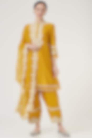 Mustard Silk Chanderi Embroidered Kurta Set by Sheetal Batra at Pernia's Pop Up Shop