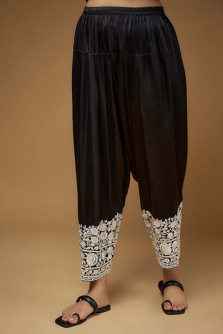 Black Silk Chanderi Embroidered Kurta Set by Sheetal Batra at Pernia's Pop Up Shop