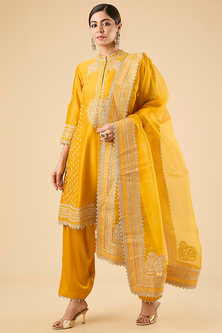 Mustard Chanderi Silk Kashmiri Tilla Embroidered Kurta Set by Sheetal Batra at Pernia's Pop Up Shop