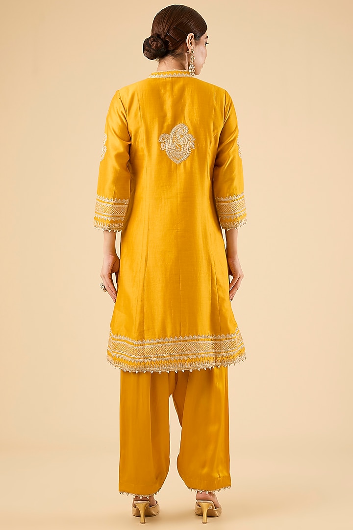 Mustard Chanderi Silk Kashmiri Tilla Embroidered Kurta Set by Sheetal Batra at Pernia's Pop Up Shop