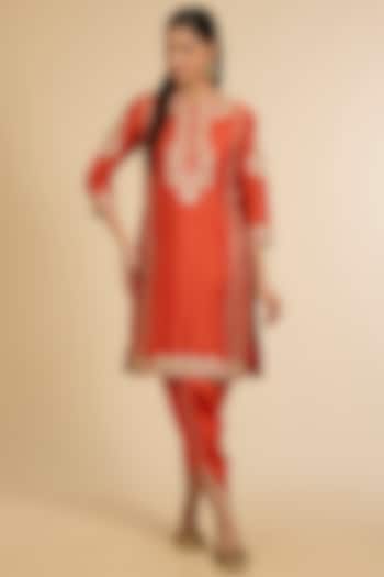 Burnt Orange Chanderi Silk Kashmiri Tilla Embroidered Kurta Set by Sheetal Batra at Pernia's Pop Up Shop