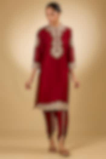 Red Luxe Chanderi Silk Kashmiri Tilla Embroidered Kurta Set by Sheetal Batra at Pernia's Pop Up Shop
