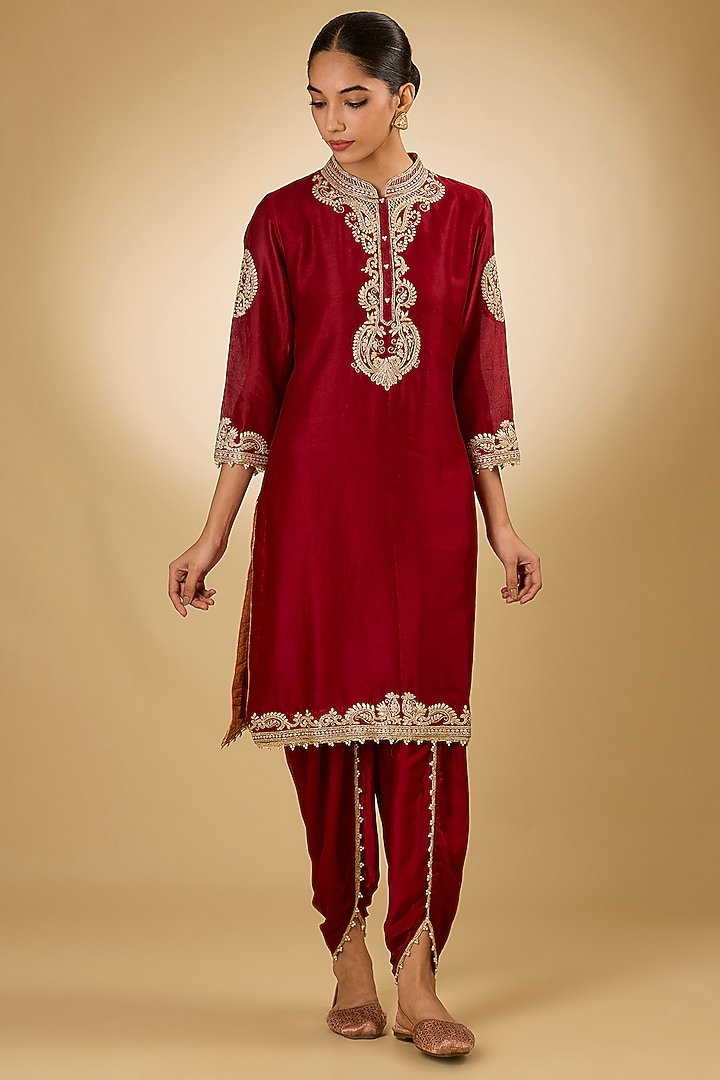 Red Luxe Chanderi Silk Kashmiri Tilla Embroidered Kurta Set by Sheetal Batra at Pernia's Pop Up Shop