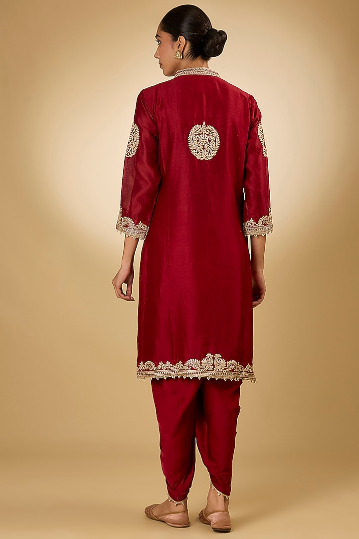 Red Luxe Chanderi Silk Kashmiri Tilla Embroidered Kurta Set by Sheetal Batra at Pernia's Pop Up Shop