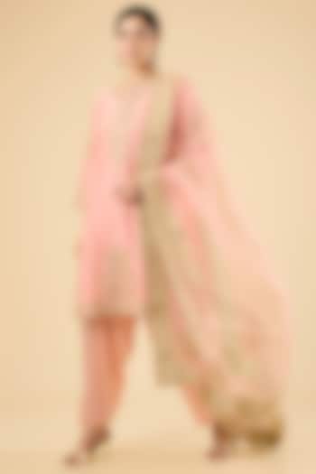 Carnation Pink Chanderi Silk Kashmiri Tilla Embroidered Kurta Set by Sheetal Batra at Pernia's Pop Up Shop