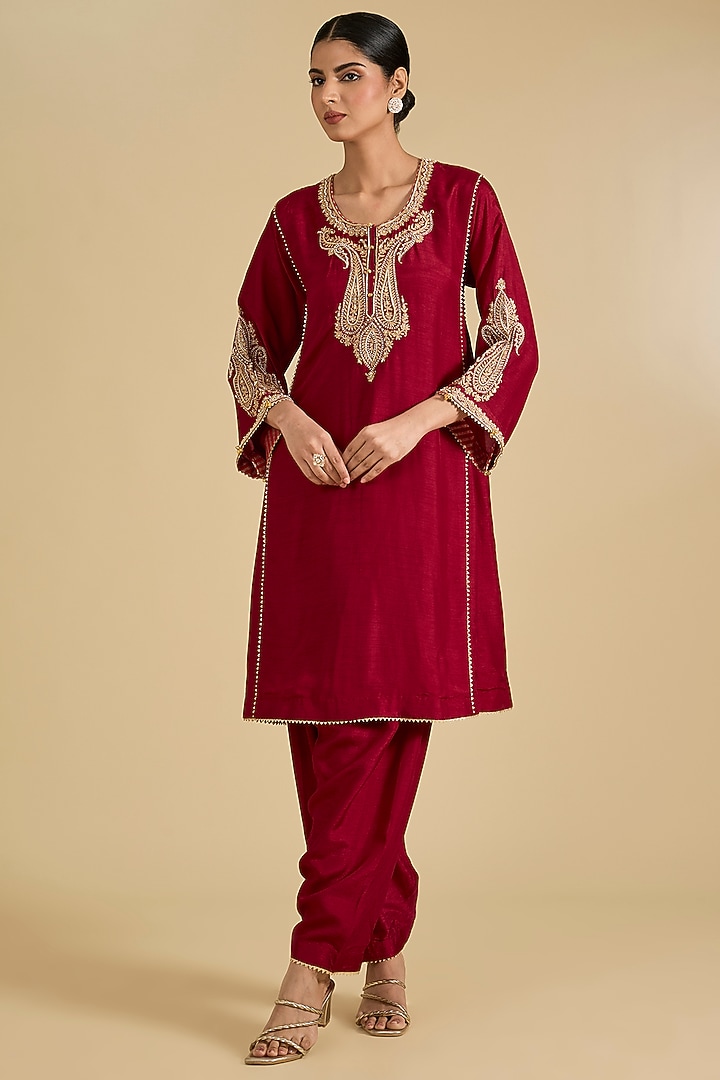 Red Pure Upada Silk Zardosi Embroidered Choga Kurta Set by Sheetal Batra at Pernia's Pop Up Shop