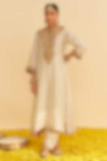 Daisy Ivory Upada Silk Kiran Dori Embroidered Long Kaftan Set by Sheetal Batra at Pernia's Pop Up Shop