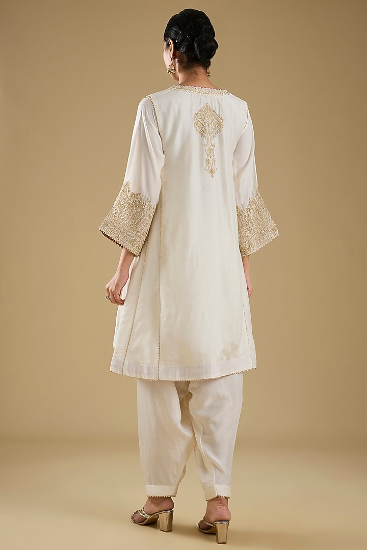 Daisy Ivory Upada Silk Embroidered Kurta Set by Sheetal Batra at Pernia's Pop Up Shop