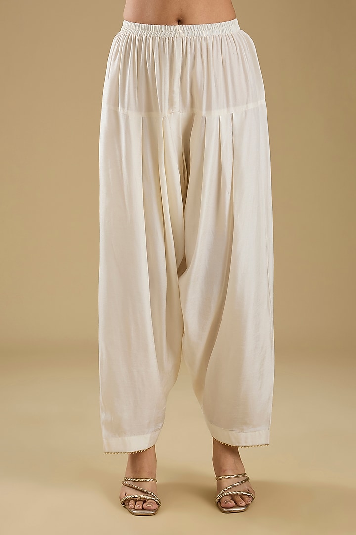 Daisy Ivory Upada Silk Embroidered Kurta Set by Sheetal Batra at Pernia's Pop Up Shop