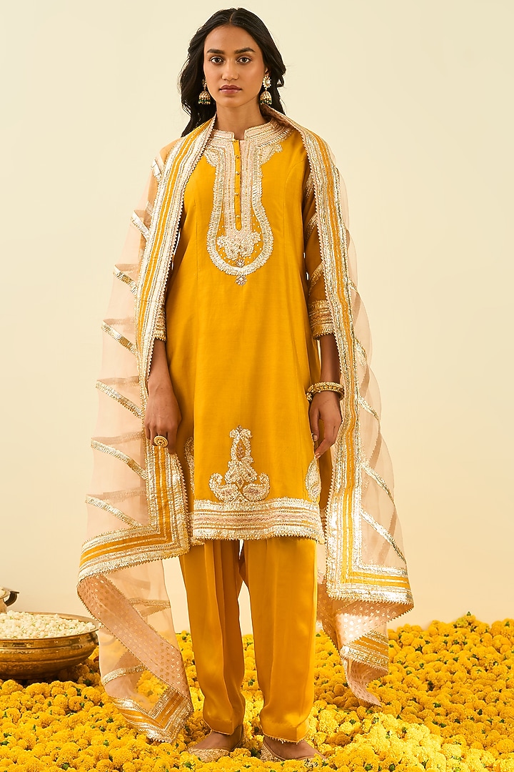 Glaze Mustard Kurta Set With Embroidery by Sheetal Batra at Pernia's Pop Up Shop