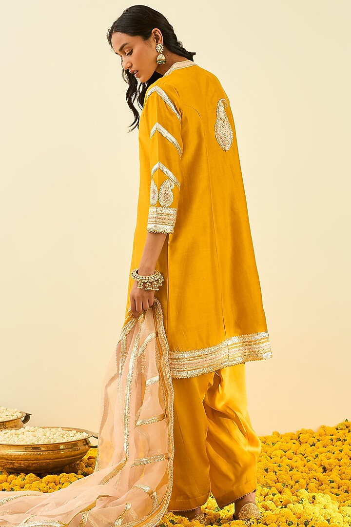 Glaze Mustard Kurta Set With Embroidery by Sheetal Batra at Pernia's Pop Up Shop