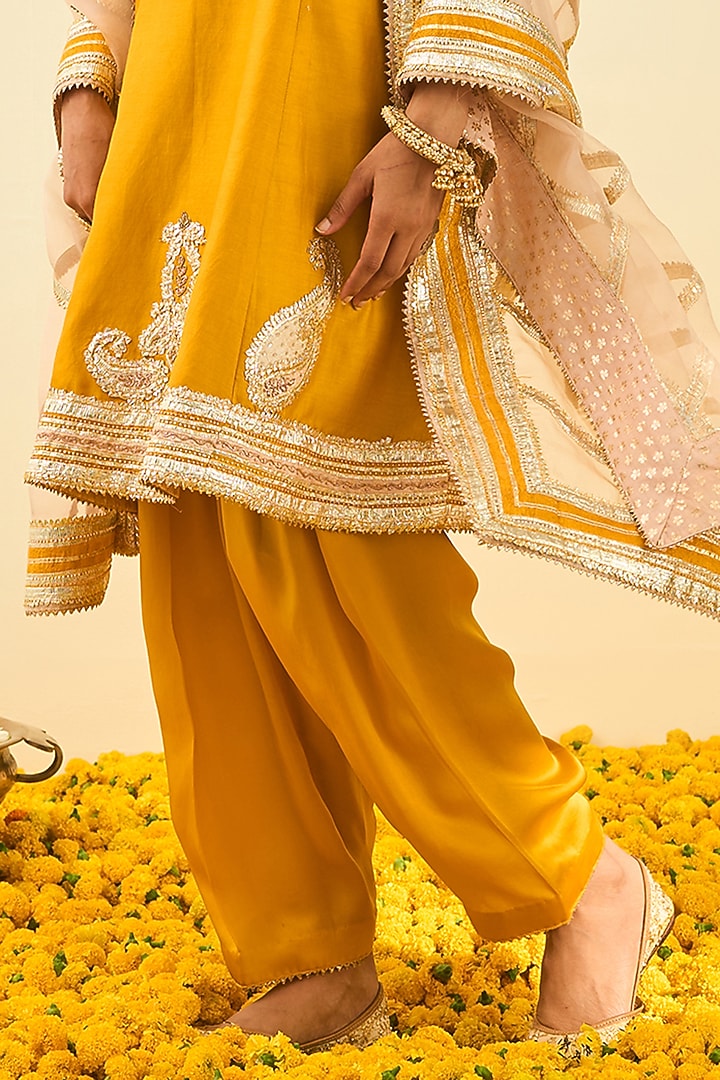 Glaze Mustard Kurta Set With Embroidery by Sheetal Batra at Pernia's Pop Up Shop