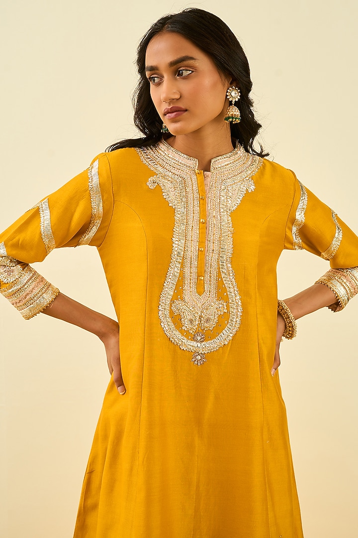 Glaze Mustard Kurta Set With Embroidery by Sheetal Batra at Pernia's Pop Up Shop