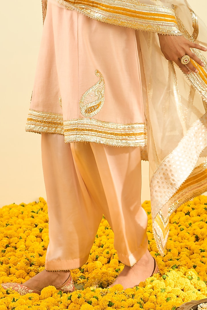 Rose Pink Kurta Set With Embroidery by Sheetal Batra at Pernia's Pop Up Shop
