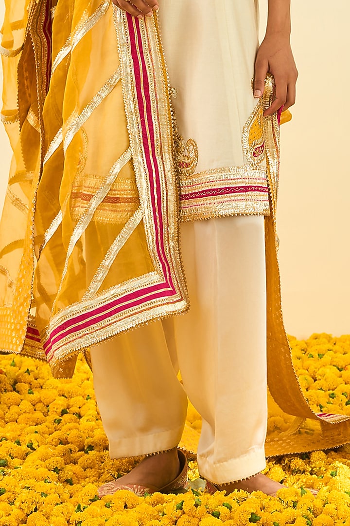 Daisy Ivory Kurta Set With Embroidery by Sheetal Batra at Pernia's Pop Up Shop