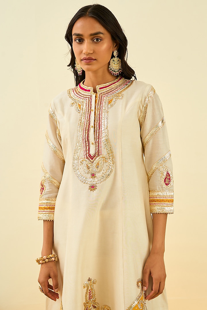Daisy Ivory Kurta Set With Embroidery by Sheetal Batra at Pernia's Pop Up Shop