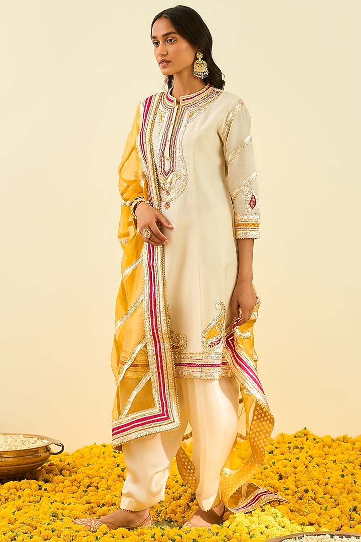 Daisy Ivory Kurta Set With Embroidery by Sheetal Batra at Pernia's Pop Up Shop