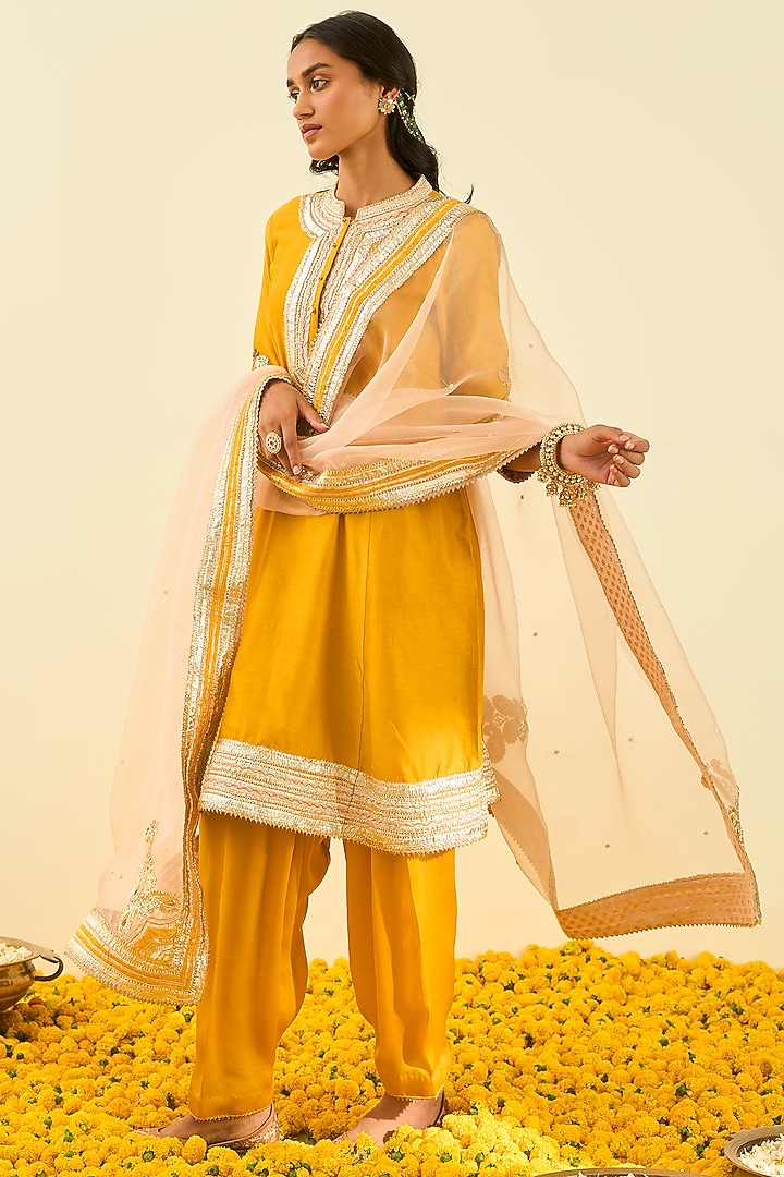 Glaze Mustard Kurta Set With Gota Patti Embroidery by Sheetal Batra at Pernia's Pop Up Shop