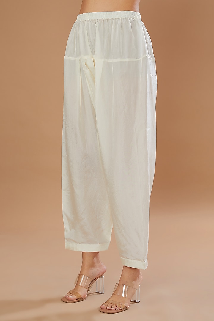 Ivory Pure Habutai Silk Embroidered Kurta Set by Sheetal Batra at Pernia's Pop Up Shop
