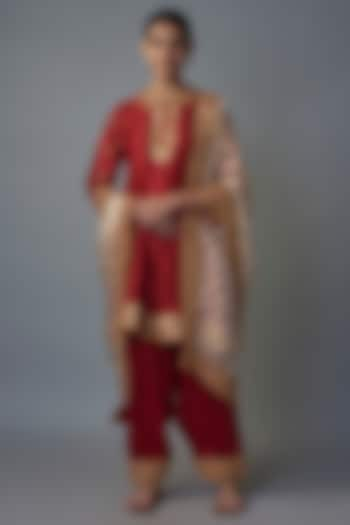 Red Silk Chanderi Dabka Embroidered Kurta Set by Sheetal Batra at Pernia's Pop Up Shop