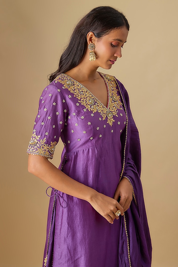Purple Pure Silk Chanderi Hand Embroidered Kurta Set by Sheetal Batra at Pernia's Pop Up Shop