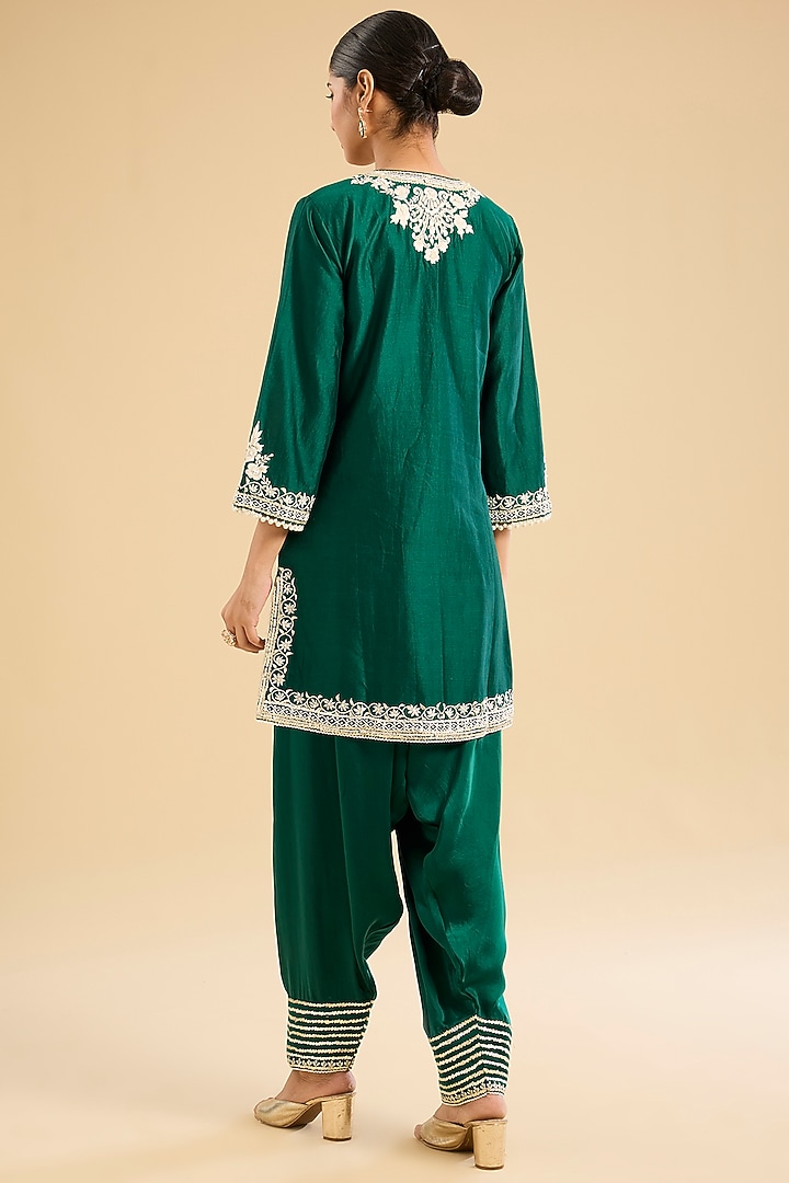 Emerald Green Silk Chanderi Pearl Embroidered A-Line Kurta Set by Sheetal Batra at Pernia's Pop Up Shop