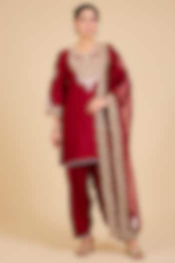 Deep Red Silk Chanderi Kashmiri Tilla Embroidered Kurta Set by Sheetal Batra at Pernia's Pop Up Shop