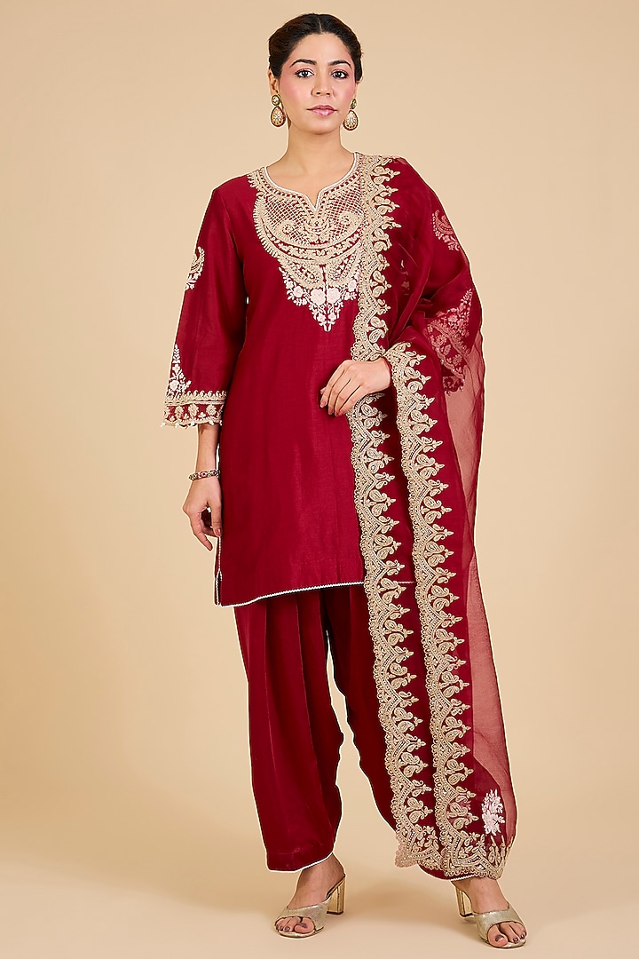 Deep Red Silk Chanderi Kashmiri Tilla Embroidered Kurta Set by Sheetal Batra at Pernia's Pop Up Shop