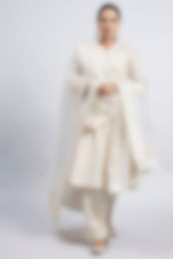 Daisy Ivory Princess-Cut Embroidered Kurta Set by Sheetal Batra at Pernia's Pop Up Shop
