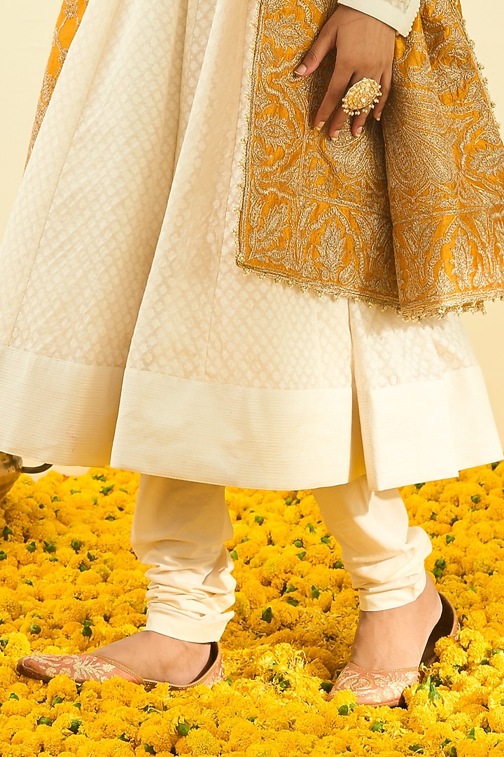 Glaze Mustard Dupatta With Embroidery by Sheetal Batra at Pernia's Pop Up Shop