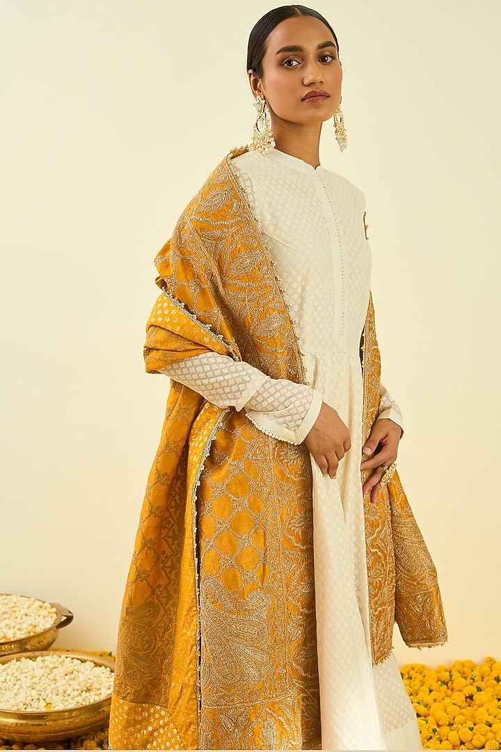 Glaze Mustard Dupatta With Embroidery by Sheetal Batra at Pernia's Pop Up Shop