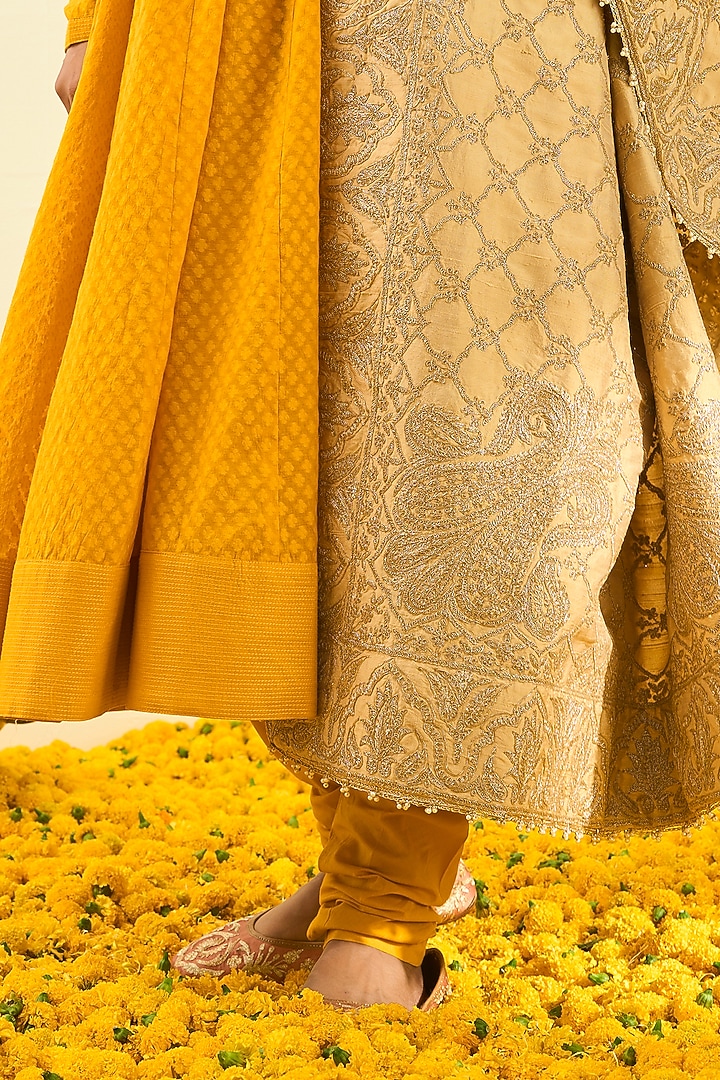 Gold Embroidered Dupatta by Sheetal Batra at Pernia's Pop Up Shop