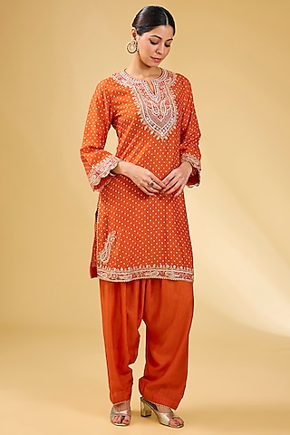Orange Upada Silk Kashmiri Tilla Embroidered Short Kurta Set by Sheetal Batra