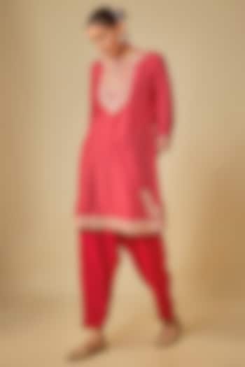Pink Upada Silk Kashmiri Tilla Embroidered Bandhej Short Kurta Set by Sheetal Batra at Pernia's Pop Up Shop
