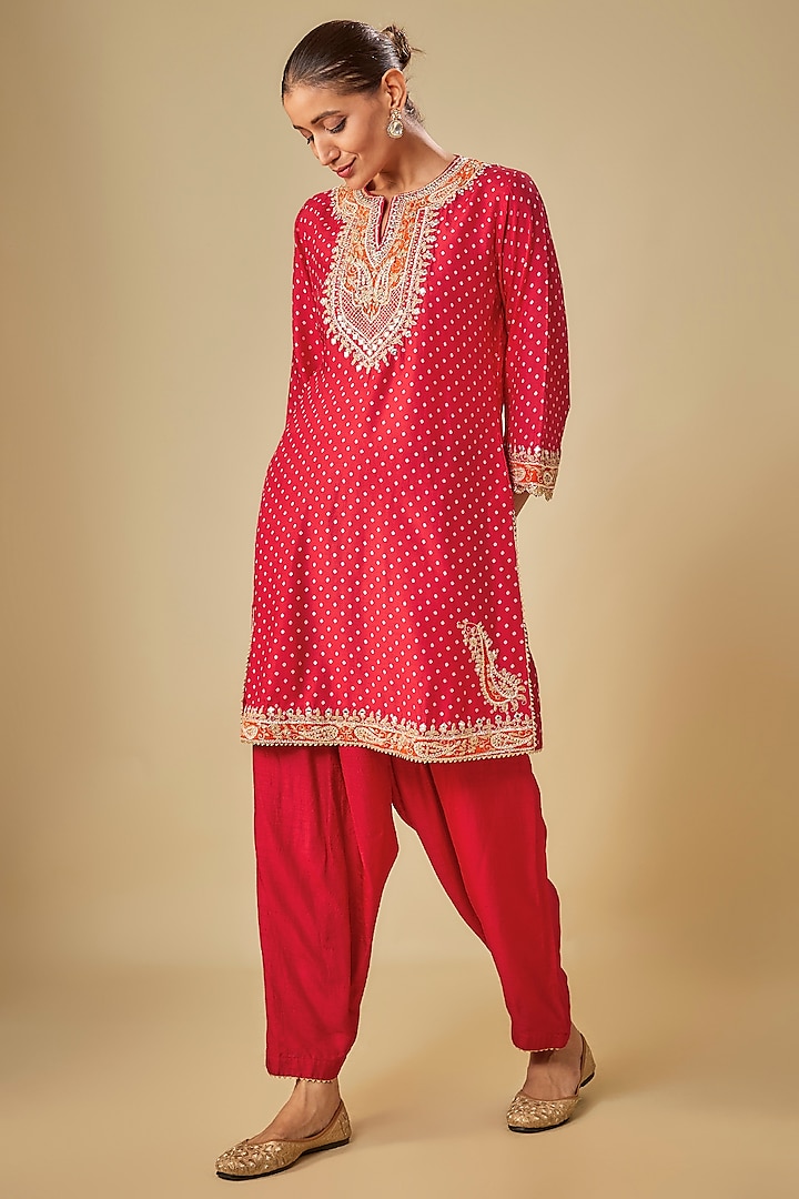 Pink Upada Silk Kashmiri Tilla Embroidered Bandhej Short Kurta Set by Sheetal Batra at Pernia's Pop Up Shop