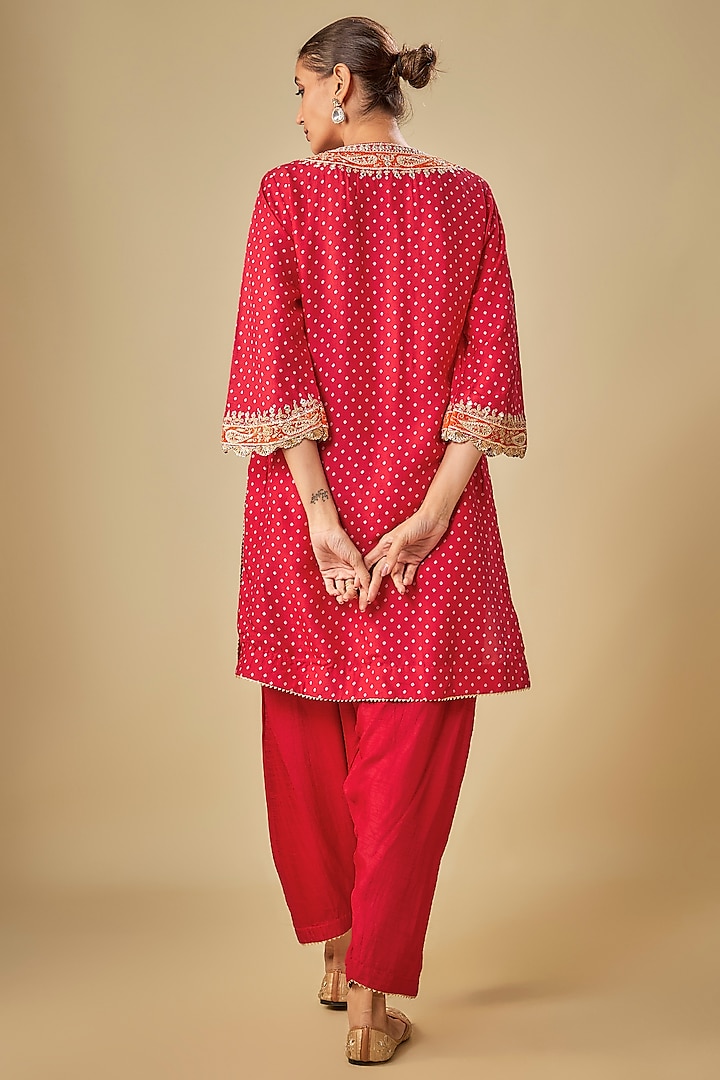 Pink Upada Silk Kashmiri Tilla Embroidered Bandhej Short Kurta Set by Sheetal Batra at Pernia's Pop Up Shop
