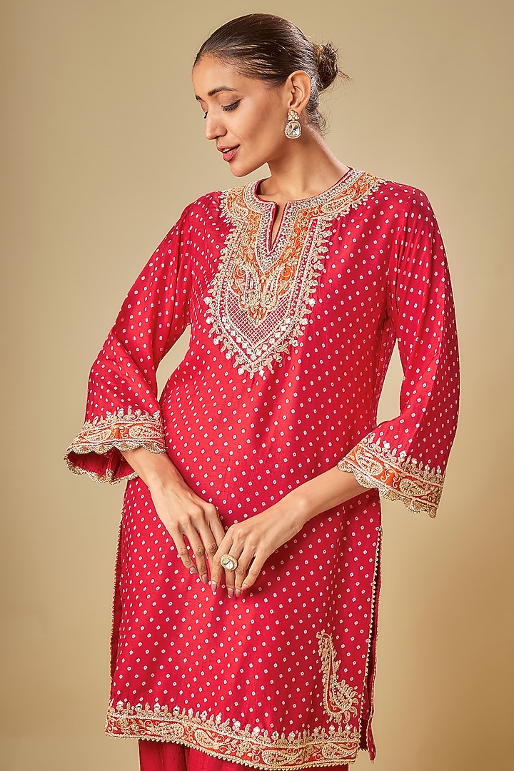 Pink Upada Silk Kashmiri Tilla Embroidered Bandhej Short Kurta Set by Sheetal Batra at Pernia's Pop Up Shop