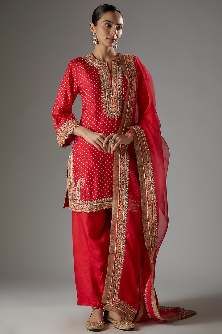 Red Upada Silk Kashmiri Tilla Embroidered & Bandhej Printed Kurta Set by Sheetal Batra at Pernia's Pop Up Shop
