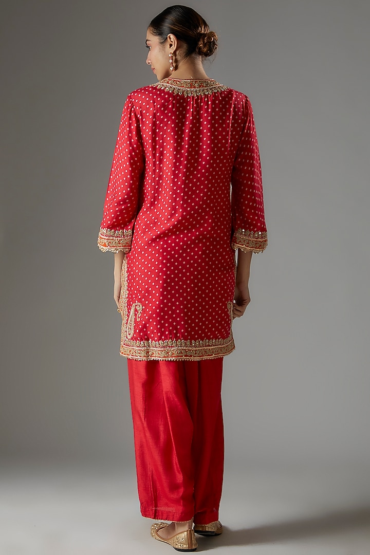 Red Upada Silk Kashmiri Tilla Embroidered & Bandhej Printed Kurta Set by Sheetal Batra at Pernia's Pop Up Shop