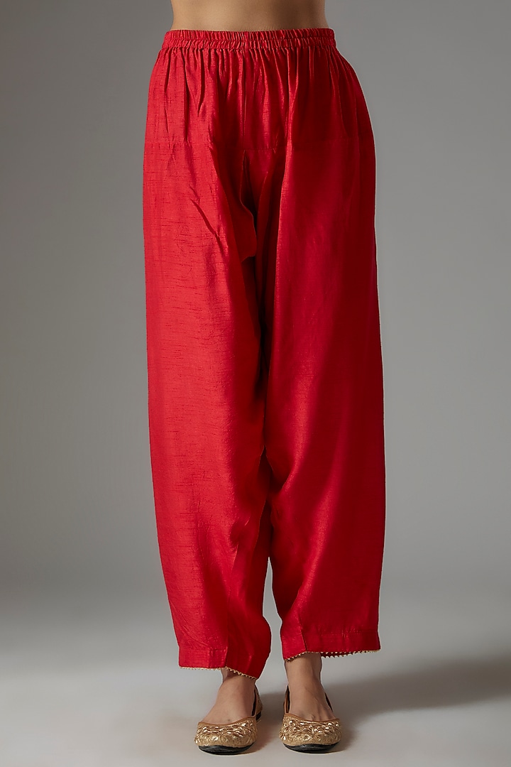Red Upada Silk Kashmiri Tilla Embroidered & Bandhej Printed Kurta Set by Sheetal Batra at Pernia's Pop Up Shop