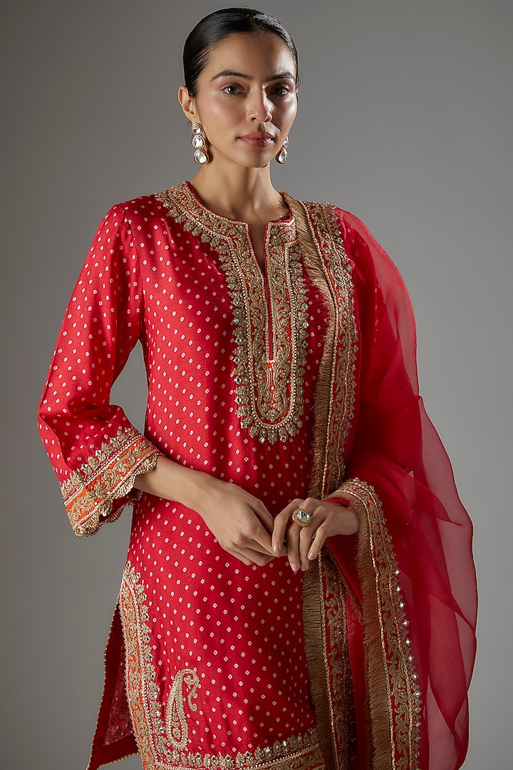 Red Upada Silk Kashmiri Tilla Embroidered & Bandhej Printed Kurta Set by Sheetal Batra at Pernia's Pop Up Shop