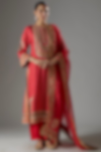 Red Upada Silk Kashmiri Tilla Embroidered & Bandhej Printed Kurta Set by Sheetal Batra at Pernia's Pop Up Shop