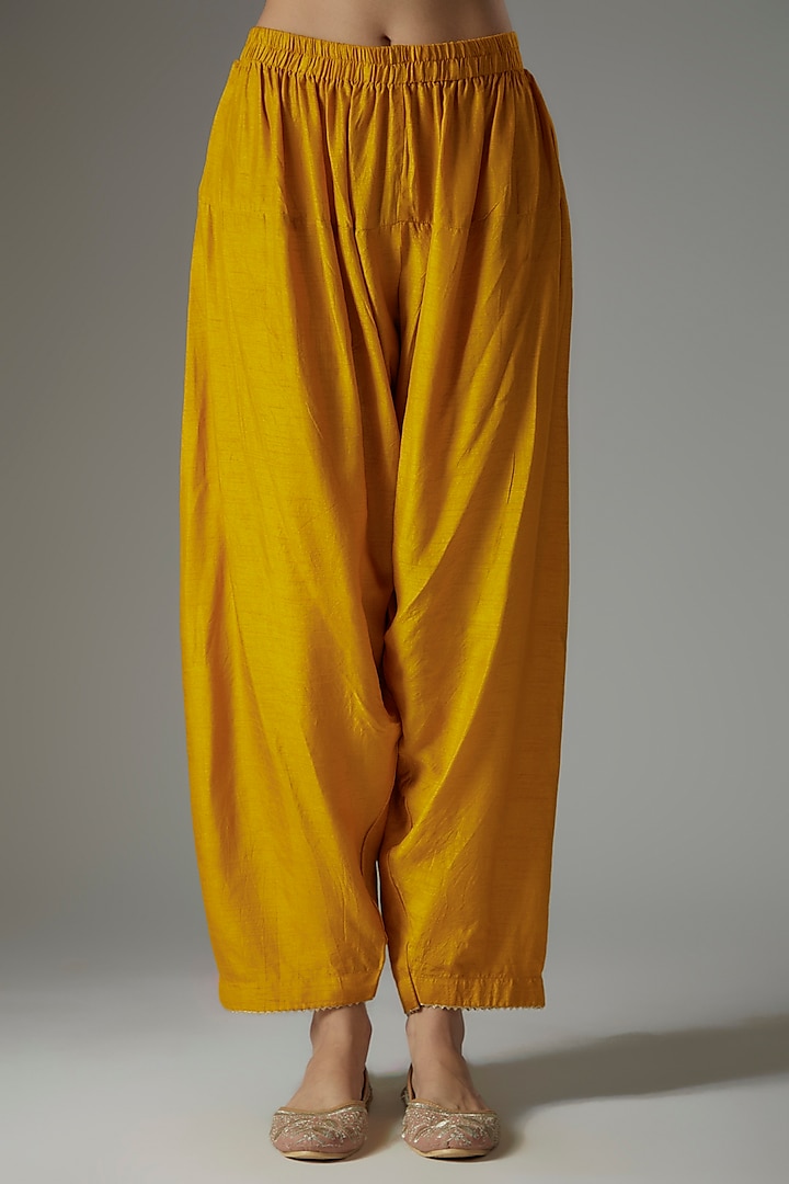 Yellow Upada Silk Kashmiri Tilla Embroidered & Bandhej Printed Kurta Set by Sheetal Batra at Pernia's Pop Up Shop