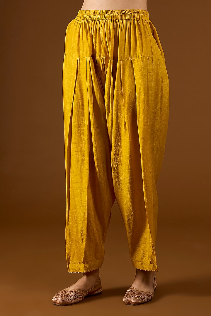 Yellow Upada Silk Kashmiri Tilla Embroidered Kurta Set by Sheetal Batra at Pernia's Pop Up Shop