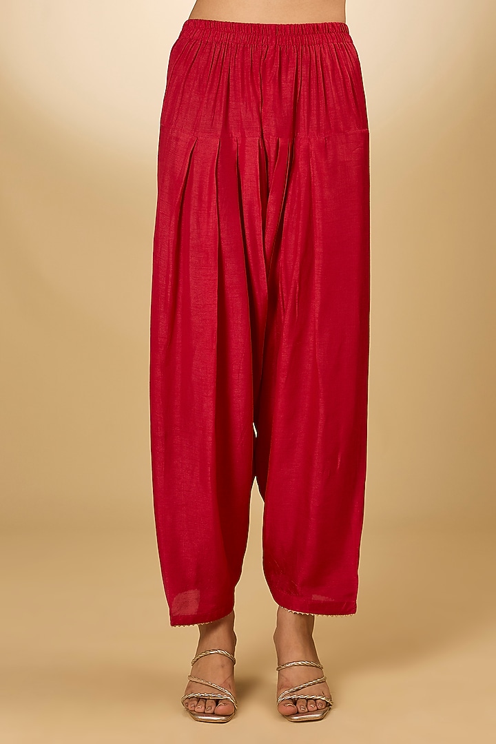Red Upada Silk Kashmiri Tilla Embroidered Bandhani Kurta Set by Sheetal Batra at Pernia's Pop Up Shop