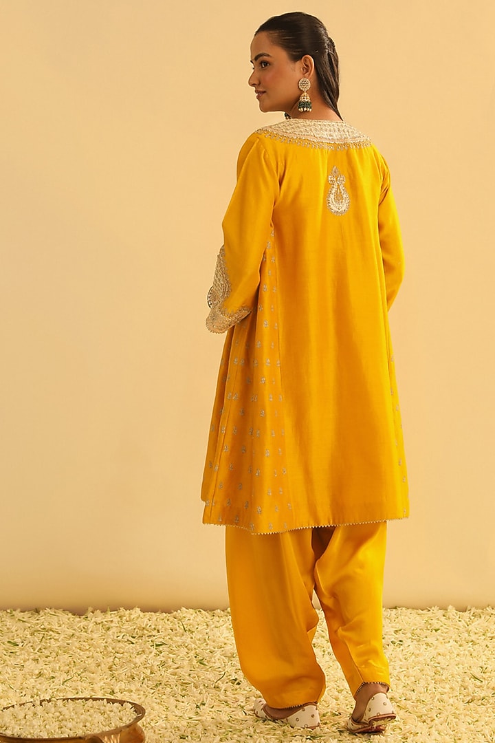 Mustard Silk Chanderi Kashmiri Tilla Embroidered Kurta Set by Sheetal Batra at Pernia's Pop Up Shop