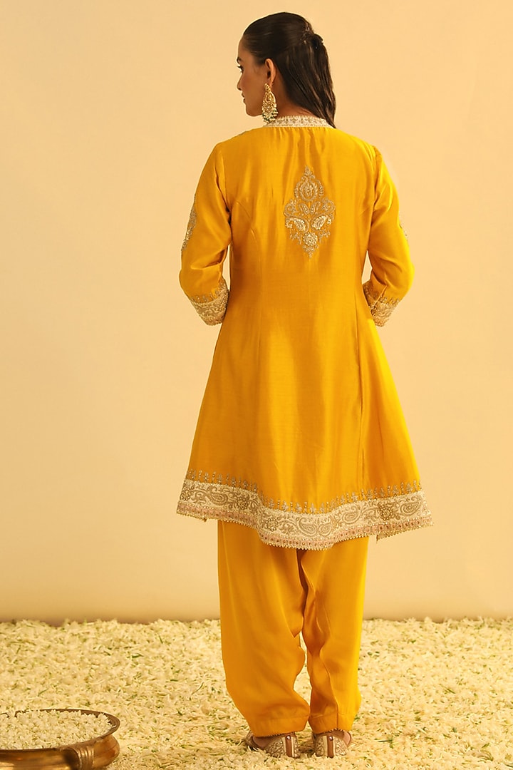 Mustard Silk Chanderi Kashmiri Tilla Embroidered Kurta Set by Sheetal Batra at Pernia's Pop Up Shop