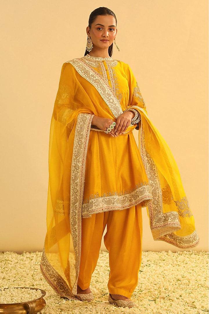 Mustard Silk Chanderi Kashmiri Tilla Embroidered Kurta Set by Sheetal Batra at Pernia's Pop Up Shop