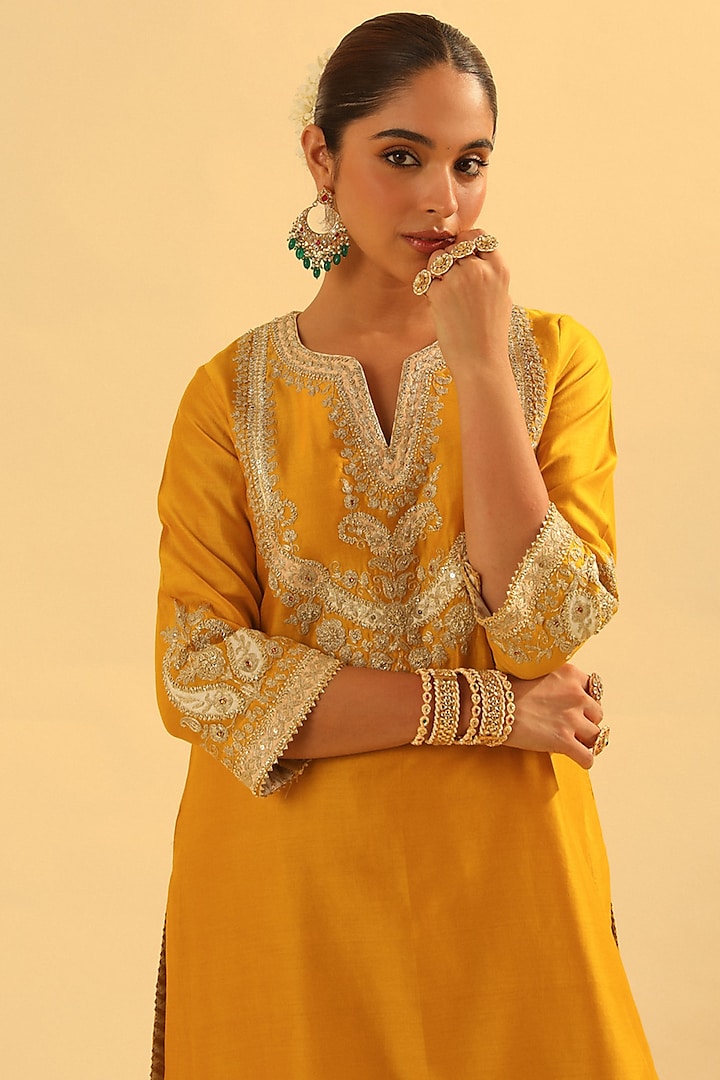 Mustard Silk Chanderi Kashmiri Tilla Embroidered Short Kurta Set by Sheetal Batra at Pernia's Pop Up Shop