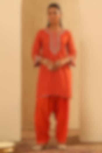 Orange Upada Silk Pearl Embellished Bandhej Short Kurta Set by Sheetal Batra at Pernia's Pop Up Shop